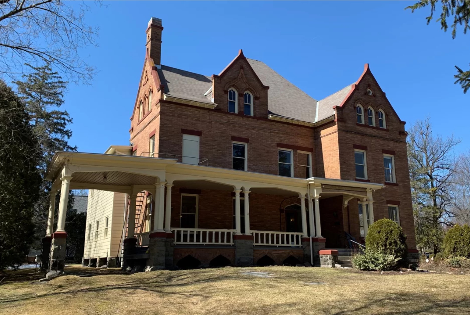  The Ludlow House before renovation, courtesy of Samantha Bosshart.